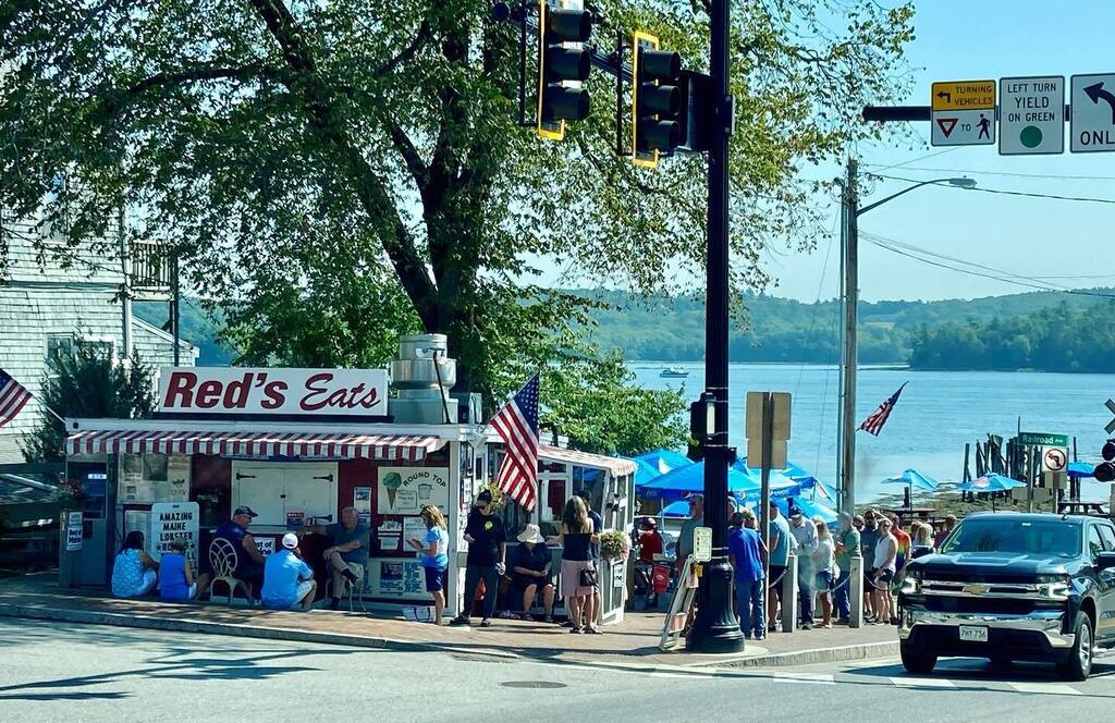 TravelGalCFC's tweet photo. Red’s Eats has been a long-time landmark for us as we explore Midcoast Maine. We still haven’t eaten there, but a friend who spends a week in Boothbay Harbor every year says it’s worth the wait in line. :-) 

#lobster #maine #wiscasset #redseats #travel … https://t.co/HraheyInp6 https://t.co/2oarREVMUD