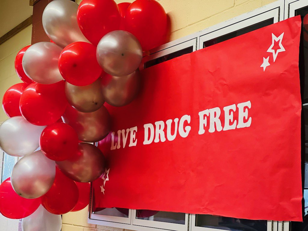 CounselingSvhs's tweet photo. Red Ribbon Week at SV!!! Our Ranger students pledging to live a healthy and drug free life! @mwahl281 @CounselingSvhs @MrsAlvaradoSVHS @DrChapmanCISD https://t.co/fsQxOqKDX3