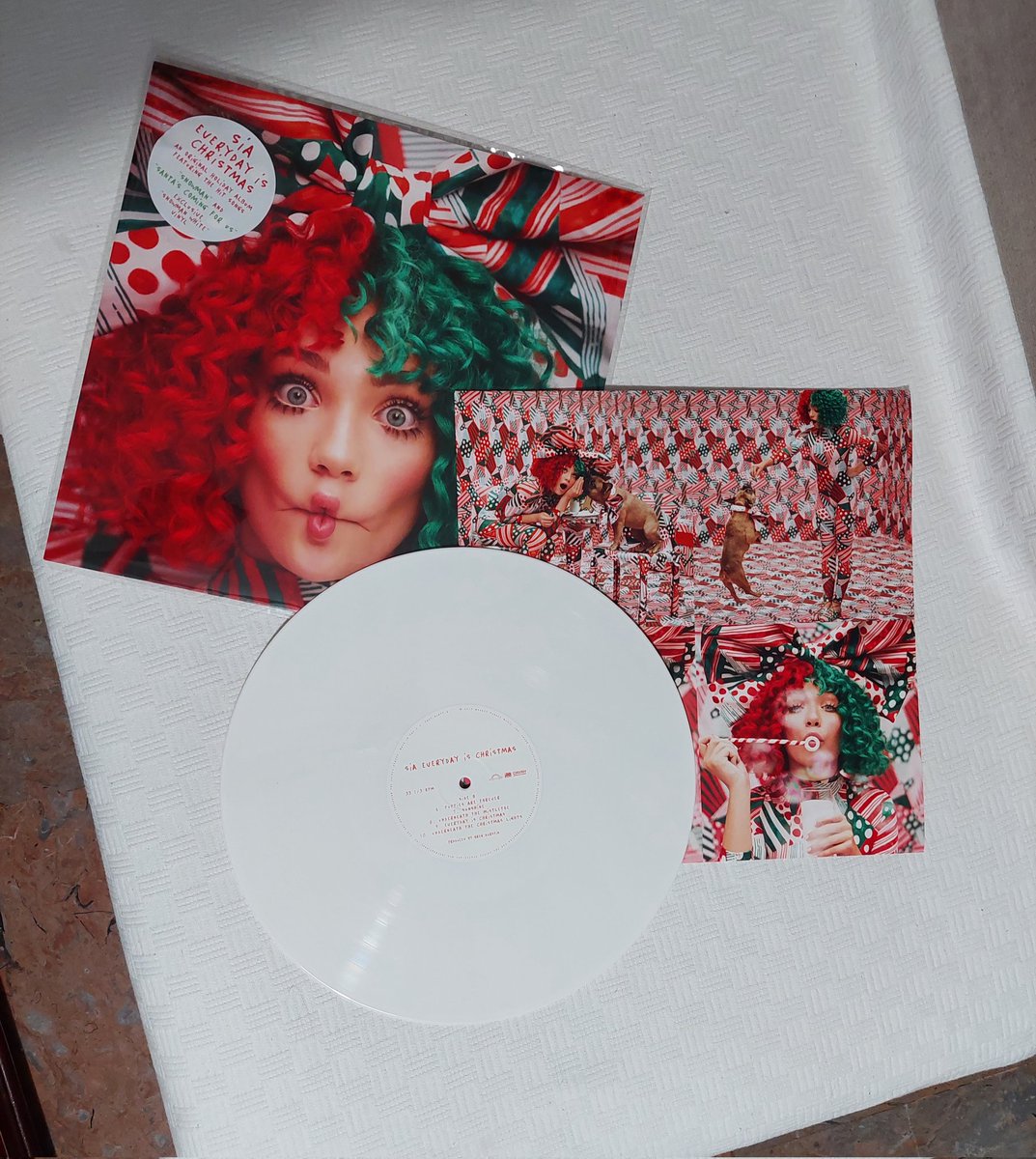 JaviSnower's tweet photo. Nuevo vinilo de Everyday is Christmas Smowman white Edition 😍😍 @Sia @SiaFansSpainOfi @siafurlerfanpg  #sia #vinyl #snowman #everydayischristmas @Intofurler https://t.co/6ixaxAHoVX