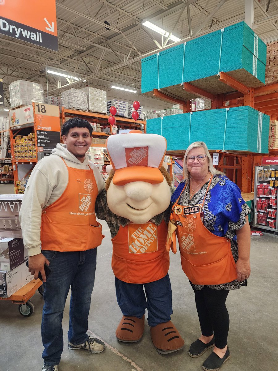 BGattheHD's tweet photo. Pro Desk showing Homer how it's done at #6830goat @depot6830 @markdearing62 @alliespurlock @ega1089 @nrk0680 @KarlHenning33 https://t.co/3DgElqgs2e