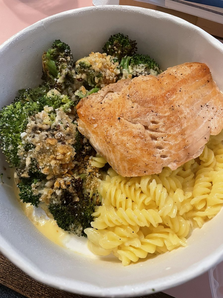 MaryRoseEagan's tweet photo. Some days, lunch looks like this. Grilled salmon, roasted broccoli, and GF mac and cheese. 😋 https://t.co/QkyaOYMwAi