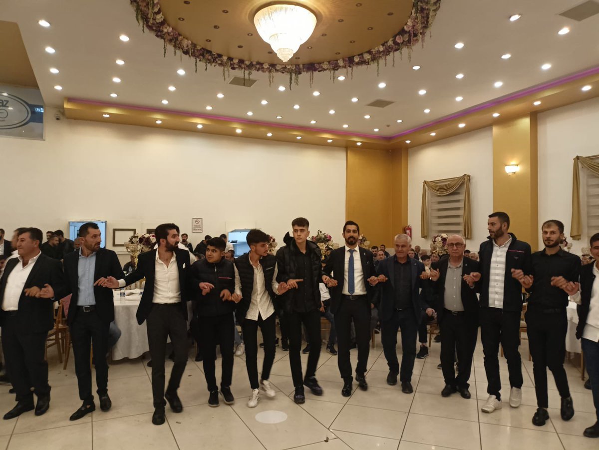mujdeci_melik's tweet photo. İl Teşkilatımız ile Betül Gündem ve İsa Özerdem’in mutluluklarına ortak olduk.

Rabbimden, evliliklerinin; Gündem ve Ömeroğlu ailesine hayırlı olmasını, gelin ve damada mutluluk getirmesini diliyorum.

Allah mesut bahtiyar eylesin inşallah. @devapartisi @alibabacan @batmandadeva https://t.co/c88gNr7Li3