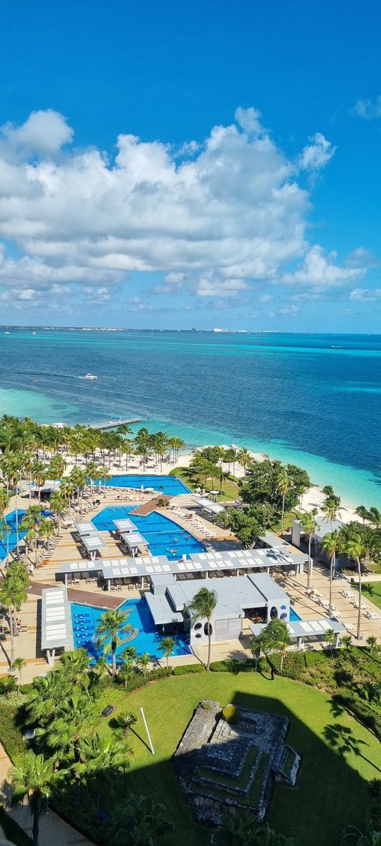 AstrozDB's tweet photo. Not a bad view from the hotel room 🏖 https://t.co/6e6xuwpp7V