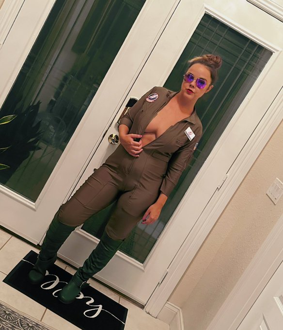 Watch Dillion Harper's leaked NSFW photo on TwXstars