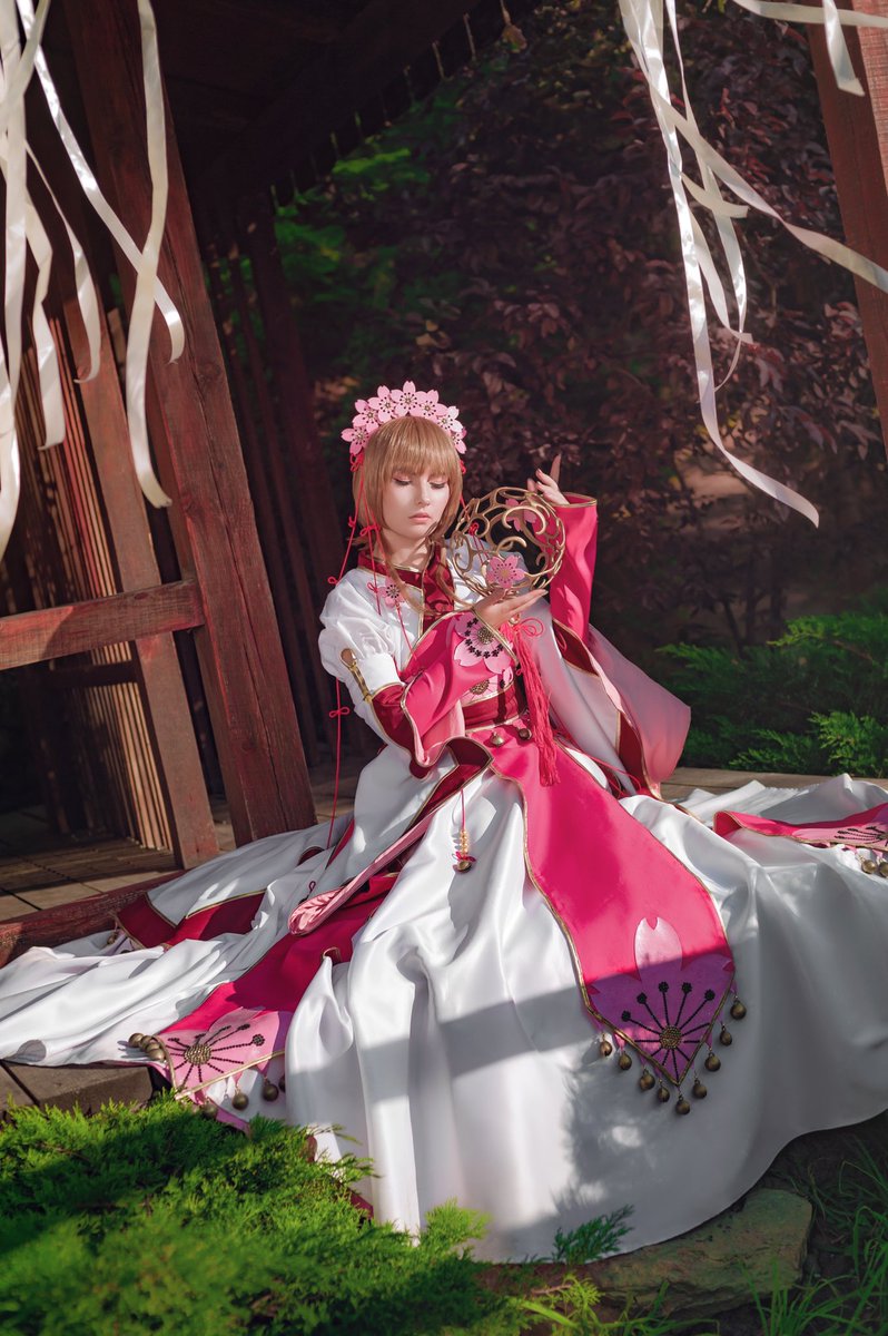 CosplayMoin's tweet image. Рік тому, на Комік Кон Україна, я шила Принцесу Сакуру з Хроніки Крил 🌸 дзвеніло усе, 120 латунних дзвіночків по всьому костюму 🌚 

За фото дякую @TreeMasala ❤️ 
#УкрАртПідтримка #УкрТві #кку #укркосплей #clamp #tsubasareservoirchronicles #sakura