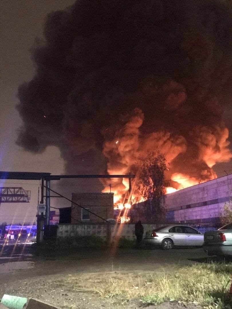 Tboynz0k's tweet photo. 🇷🇺🇷🇺🇷🇺🇷🇺Large fire in St. Petersburg. Local media write that paints and varnishes or fuels and lubricants caught fire in the warehouse complex. According to the Ministry of Emergency Situations, the fire area reached 6 thousand square meters. https://t.co/JFu8ii4d7g
