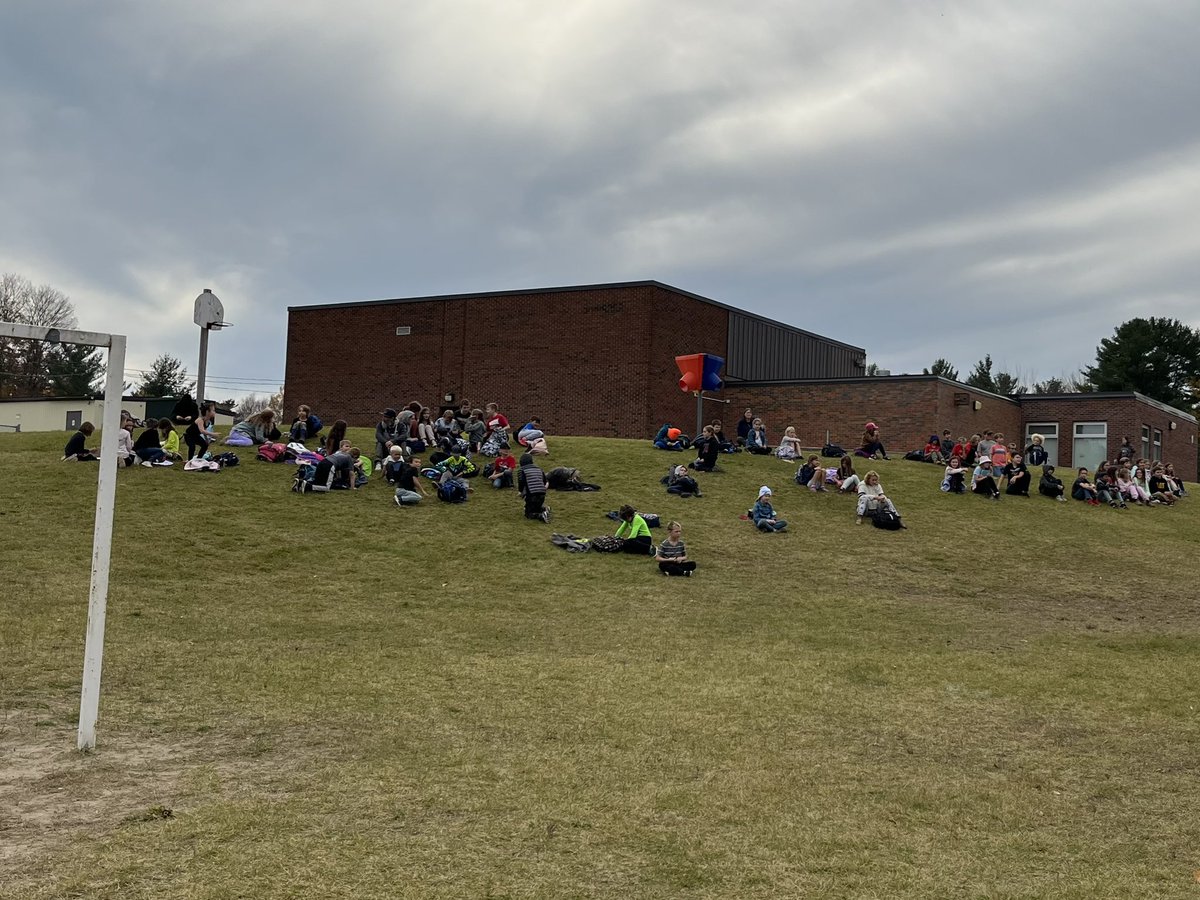 RamaCentral_PS's tweet photo. Scenes from today’s @RamaCentral_PS Intramural Soccer Championship Match!  Great effort, sportsmanship and teamwork from both sides as things ended in a 1-1 draw! @SCDSB_Schools https://t.co/rOQPQBq4OI