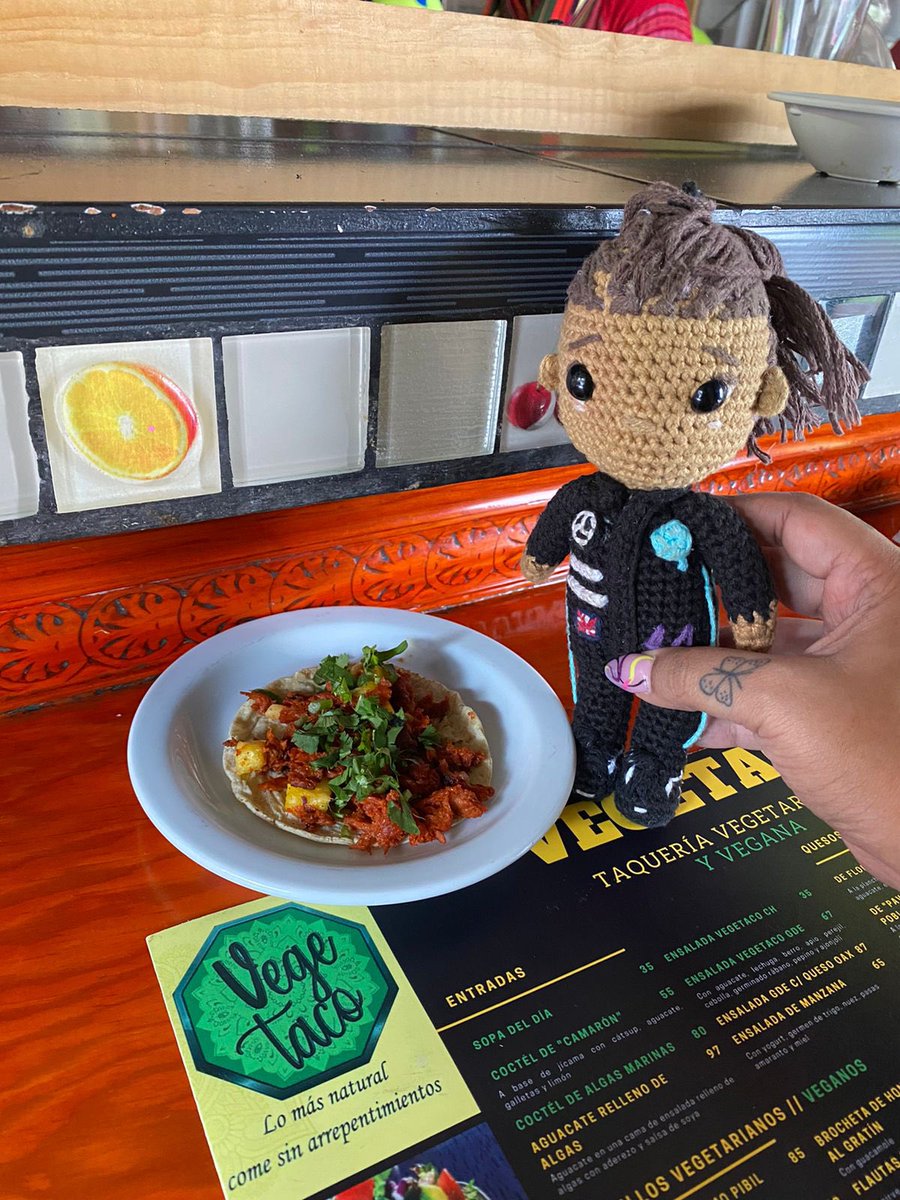 racingirlsmx's tweet photo. Y no podían faltar los taquitos (veganos) 😮‍💨

#LewisHamilton𓃵 #TeamLH 
@LewisHamilton @MercedesAMGF1 https://t.co/Gdg1F58eYl