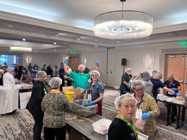 proplogix's tweet photo. Thanks to @FLLandTitle. We packed up 50,000 meals to help those in need in SW Florida after Hurricane Ian ππ
#floridastrong #titleinsurance #flrealestate #proplogix #workbettertogether https://t.co/yBI4TxZMFE