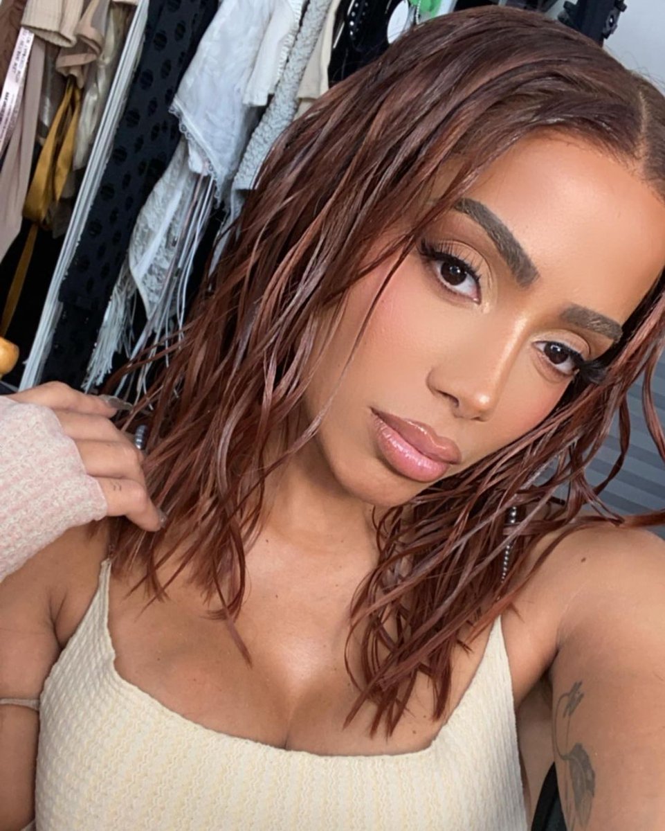 PrimeVideoBR's tweet photo. CES ACHARAM Q A ANITTA NAO IA DESFILAR COM A RIRI? 🇧🇷🔥 #SAVAGEXFENTYSHOW https://t.co/SVL5zaBbyn
