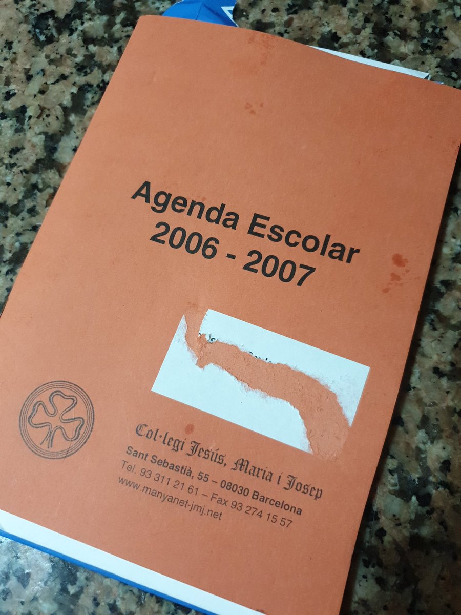 paulaags24's tweet photo. Hoy he ido a visitar a mis padres. 
Al ver a mi madre, me ha dado esta agenda que encontró haciendo limpieza de documento por si la quería guardar de recuerdo.
Textualmente le dicho "bah por mi como si la quemas".
Aquí la agenda de la cárcel.⬇️⬇️
#stoybulling 
@JMporKiraLopez https://t.co/9hg9uZqOpk