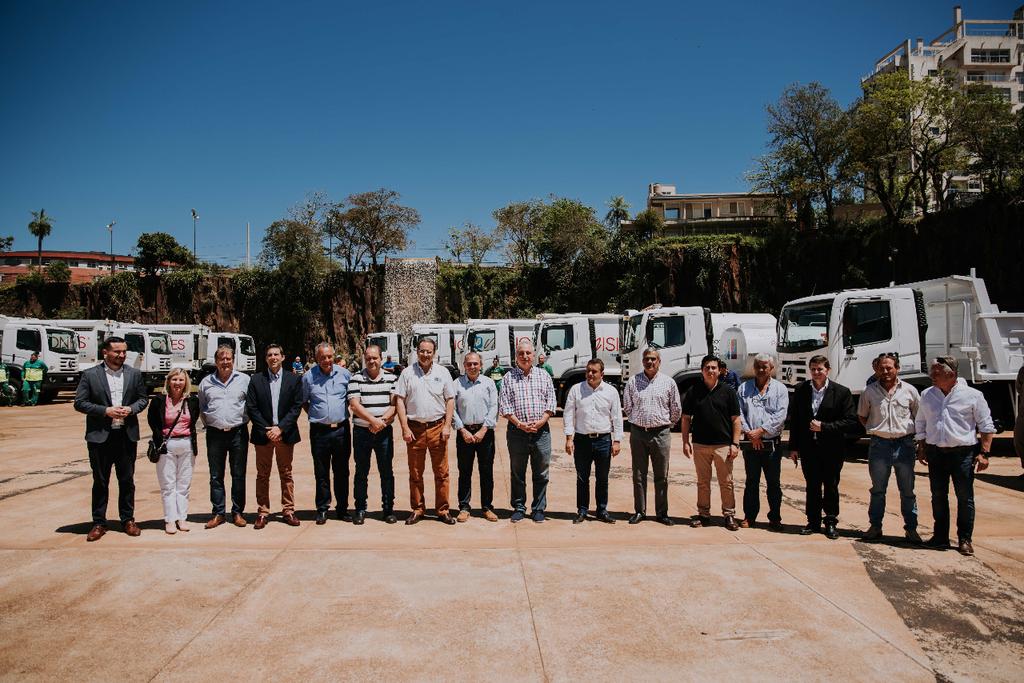 gobmisiones's tweet photo. Fortalecer a los municipios con equipamiento vial. El gobernador @herrerayflia entregó camiones a municipios y Defensa Civil adquiridos con recursos propios de la provincia. Volcadores, compactadores y camiones para residuos patológicos se entregaron en la Costanera de #Posadas. https://t.co/jKImbzJmTh