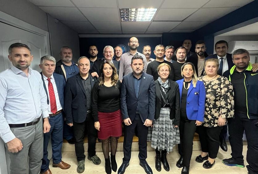 ŞUBE YÖNETİMİMİZ VE İLÇE BAŞKANLARIMIZLA TOPLANTIMIZ
“Sizin en hayırlınız, insanlara en çok faydalı olanınızdır.” Müjdesini bir fırsat biliyoruz. Akif’in: “Kanayan bir yara gördüm mü yanar ta ciğerim. Onu dindirmek için kamçı yerim,