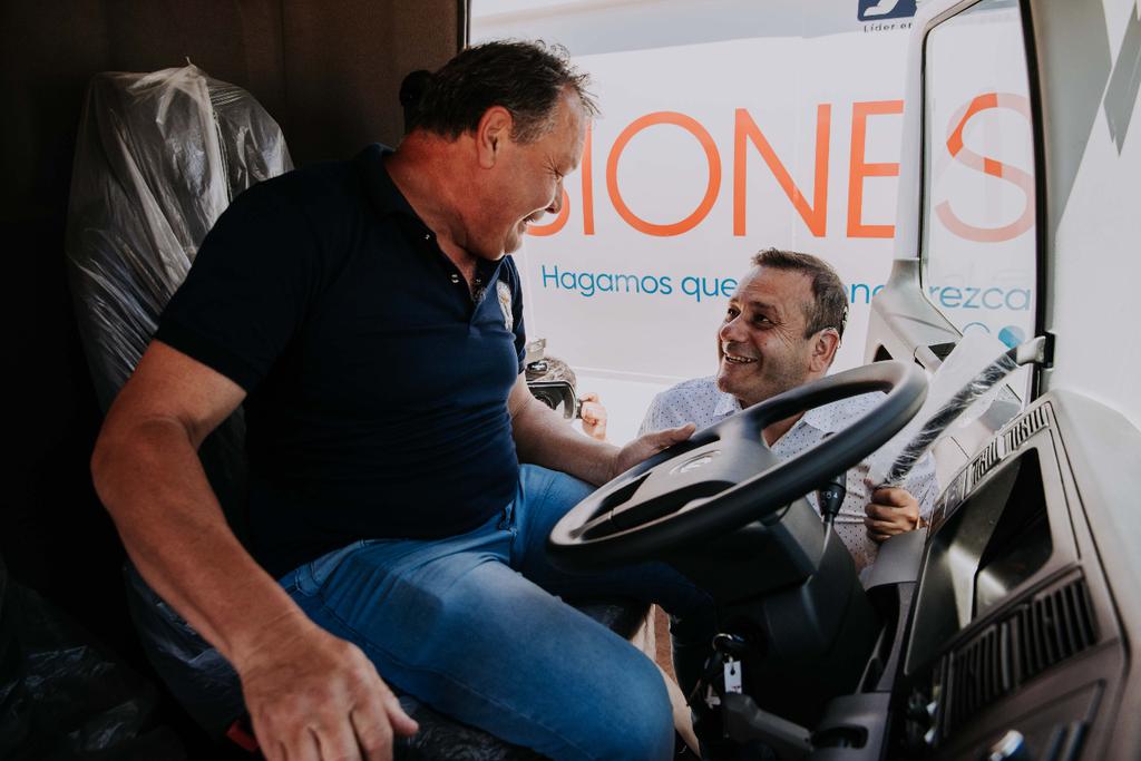 Fortalecer a los municipios con equipamiento vial. El gobernador <a href="/herrerayflia/">Oscar Herrera Ahuad</a> entregó camiones a municipios y Defensa Civil adquiridos con recursos propios de la provincia. Volcadores, compactadores y camiones para residuos patológicos se entregaron en la Costanera de #Posadas.