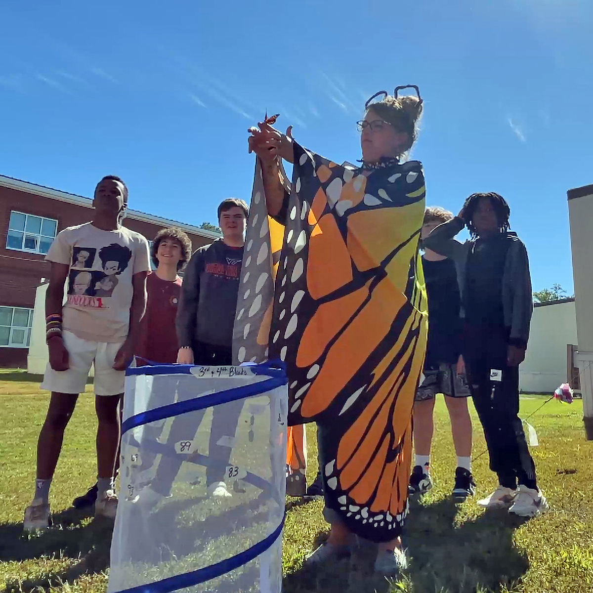 oneccps's tweet photo. Tomahawk Creek Middle science &amp; Spanish classes raised monarch butterflies as part of a cross-curricular conservation project. They released the butterflies during an event that celebrated butterflies and Hispanic heritage: https://t.co/7pceBCDk8G #oneCCPS @TomahawkCreekMS https://t.co/WNWTrbWhNH