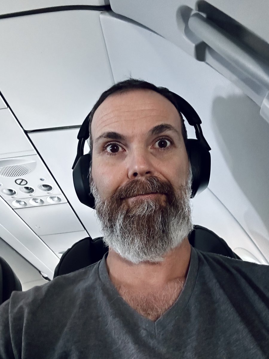 Faruk 🚀 ᴵᴾᴴᴼᴺᴱᴰᴼ (@iphonedo) on Twitter photo While I was on the flight I wanted to do a <a href="/theunlockr/">David Cogen</a> pose, but now I see that I was way off. :)) While I was on the flight I wanted to do a <a href="/theunlockr/">David Cogen</a> pose, but now I see that I was way off. :))