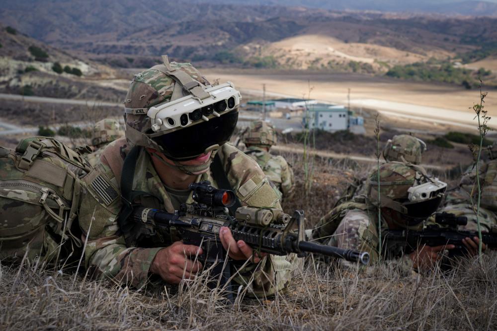 A #Soldier with 3rd Brigade Combat Team, <a href="/82ndABNDiv/">All American Division (inactive)</a> trains with the Integrated Visual Augmentation System as a part of Project Convergence 2022.  

#PC22PicOfTheWeek #ArmyTech #PC22 #ProjectConvergence22 #USArmy #TechTuesday