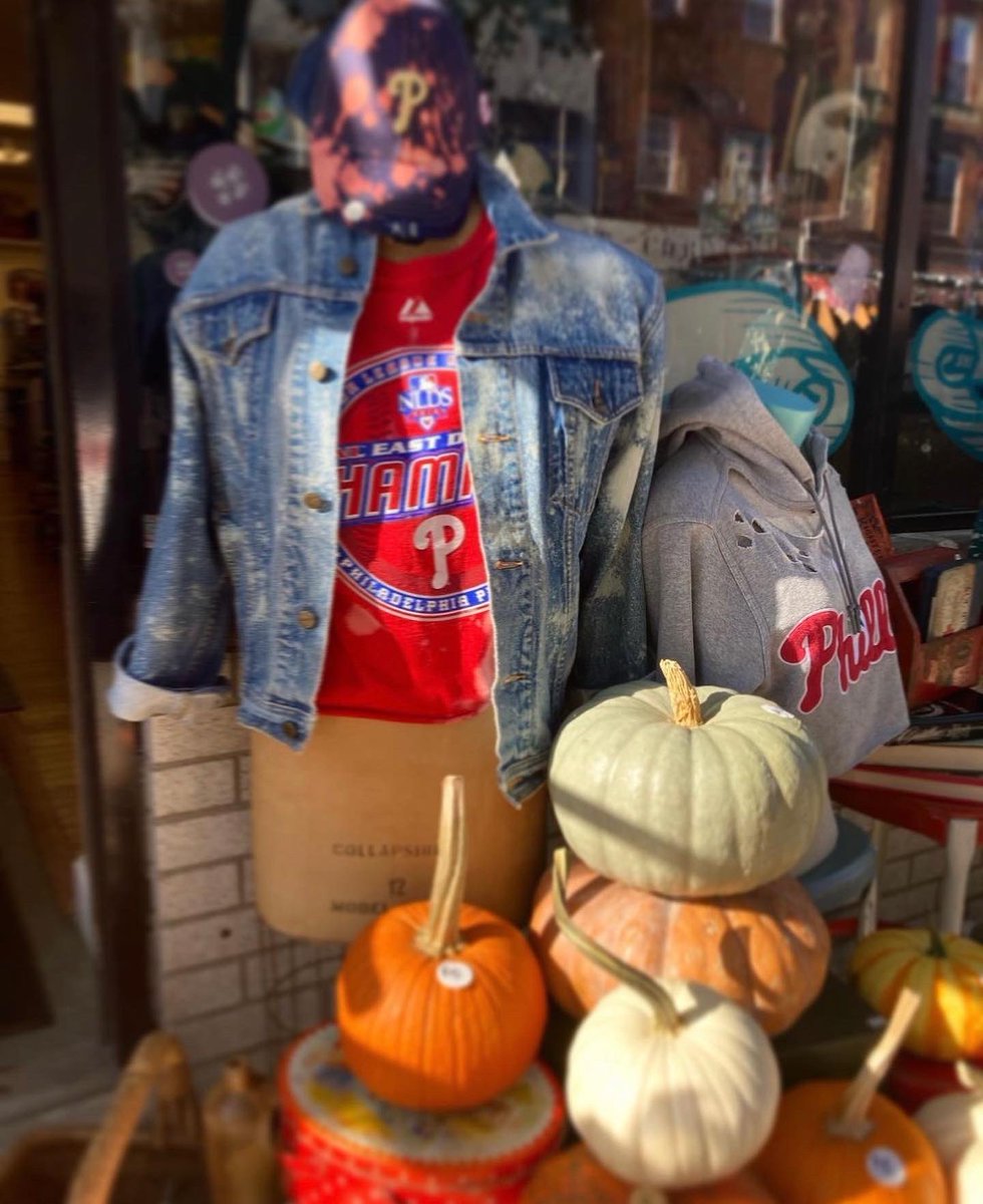 EPassyunkAve's tweet photo. Grab your @Phillies gear just in time to watch the World Series!

@NRSBOUTIQUE, @BarkShopBakery @SOUTHfellini, @nicethingsphila have you covered on all things Phillies-related including art prints, customized wares, one-of-a-kind sports apparel, and more! https://t.co/kMGdTGxjmd