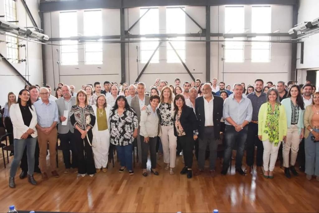 rosarioromeroOK's tweet photo. Culminamos hoy el ciclo de capacitaciones técnicas iniciado en conjunto con el ministerio de Economía, Hacienda y Finanzas y el @tcentrerios a las futuras 30 nuevas comunas entrerrianas. https://t.co/N9SYKsmPLo