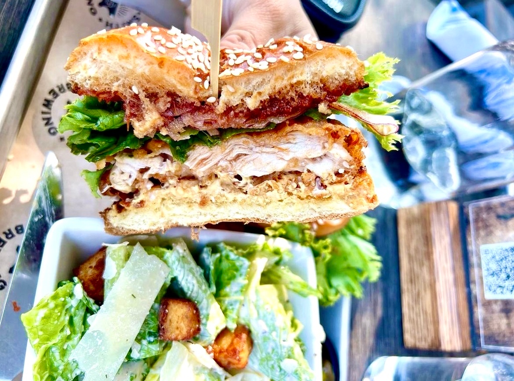 BritesmithB's tweet photo. Itโs been too long since we posted our chicken sandwichโฆ
๐ธ: IG/@jadesonlyfoods
.
.
#alwayslookonthebriteside #britesmithbrewing #britesmith #chickensandwich #friedchickensandwich #friedchicken #chickensandwiches #feastagram #inthebuf #buffalofood https://t.co/ELwUomRYXq