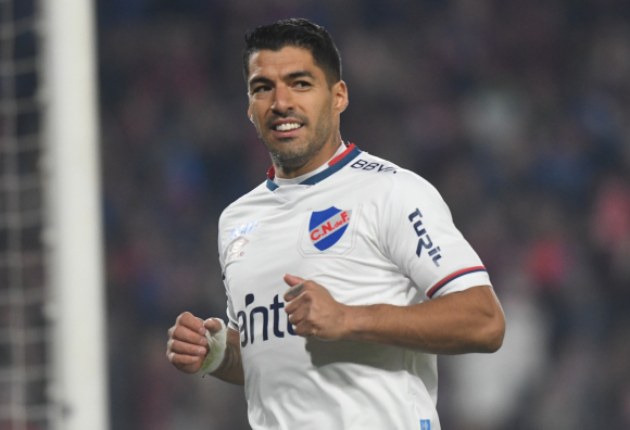 Nacional 🇺🇾 vendió 8.000 camisetas de Luis Suárez desde su llegada. Superó el promedio de venta de casacas del club durante todo un año, que es de 7.000 unidades. Lo informa Referí.