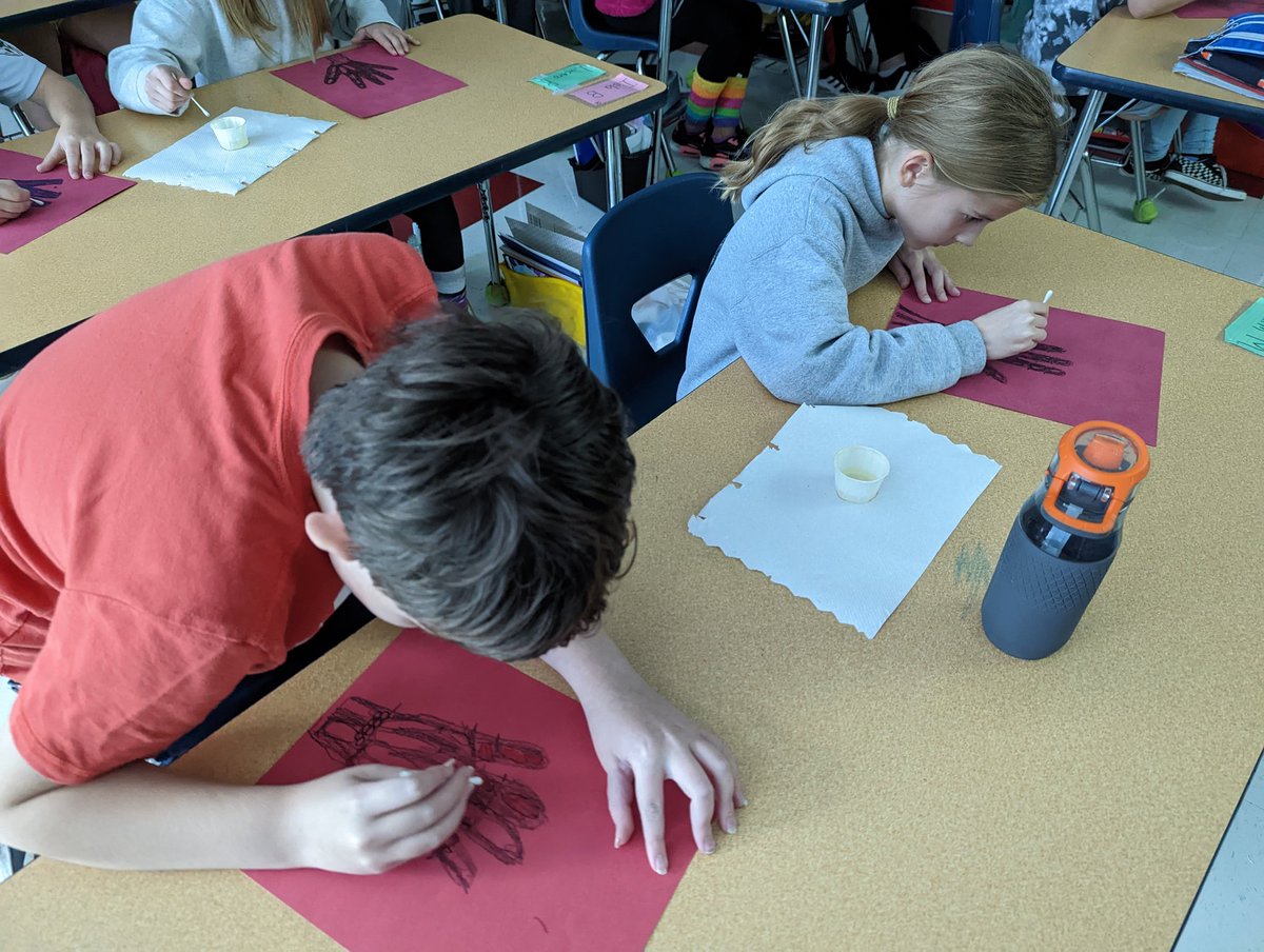 fpcsekenney's tweet image. Students enjoyed learning, why we have bones with the help of @MysterySci #ScientistAtWork #gillesgreats #spookyexperiments