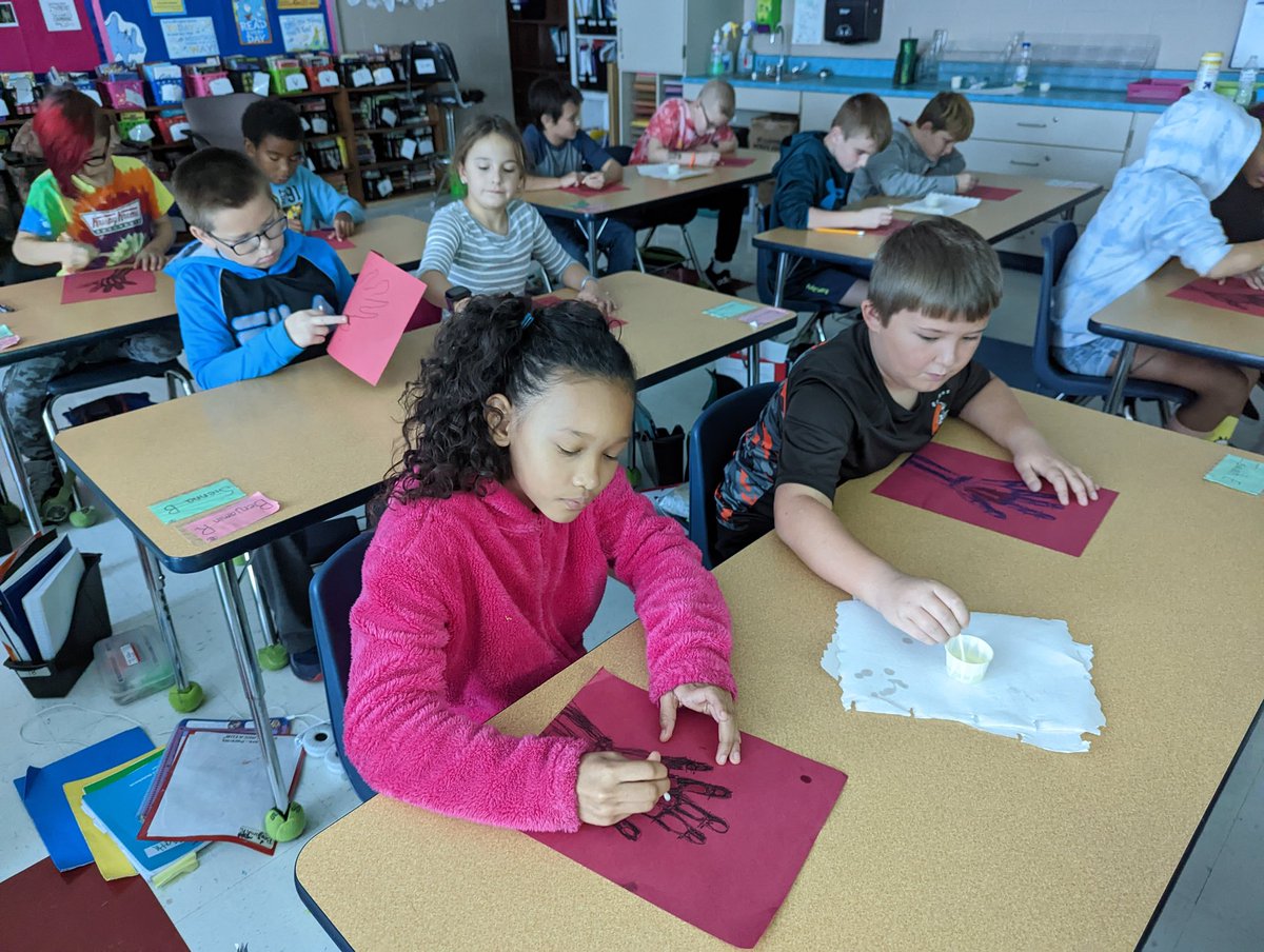 fpcsekenney's tweet image. Students enjoyed learning, why we have bones with the help of @MysterySci #ScientistAtWork #gillesgreats #spookyexperiments