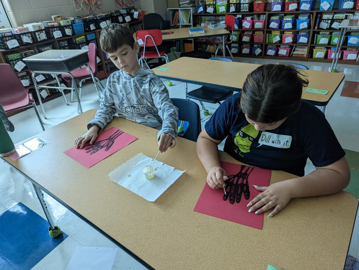 fpcsekenney's tweet image. Students enjoyed learning, why we have bones with the help of @MysterySci #ScientistAtWork #gillesgreats #spookyexperiments