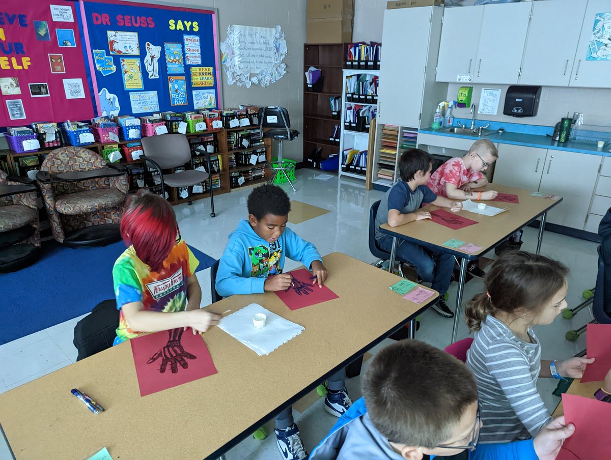 fpcsekenney's tweet image. Students enjoyed learning, why we have bones with the help of @MysterySci #ScientistAtWork #gillesgreats #spookyexperiments