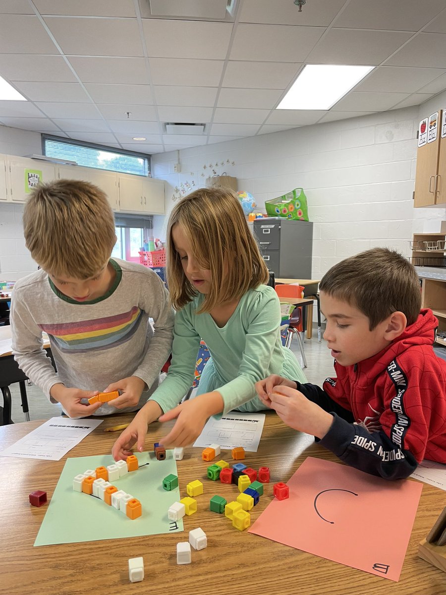 deOlazoRTG's tweet photo. 1st graders in Ms. Kim’s class are estimating, skip counting, patterning, adding and recording their math thinking. Meaningful math talk happens through collaboration and exploration.@AbingdonGIFT @APSGifted https://t.co/Mpqr1alLHp