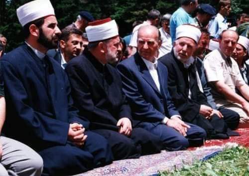 1✓Bilge insan Alija İzzetbegovic'den. Her bir cümlenin üzerinde uzun uzun düşünmemiz gereken harika tesbitler..
▪Müslümanlar, 
"Kur'an hayatta nasıl uygulanacak sorusundan kaçmak için, Kur’an’ın, nasıl okunması gerektiği hususunda geniş bir ilim ürettiler."