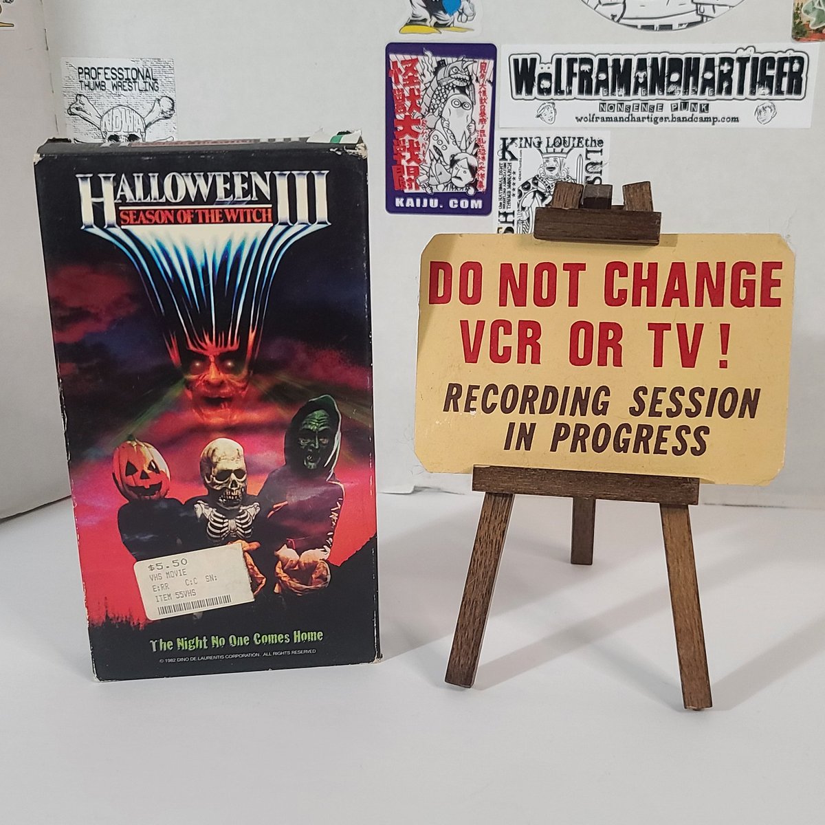 greencircleyall's tweet photo. This #VHSaturday is all about three days from now.
Join us in watching this classic about an alcoholic doctor as he faces off against not Michael Myers.
#halloweeniii #vhs #tapehead #tapelife #vcr https://t.co/BDxYgcx0vX