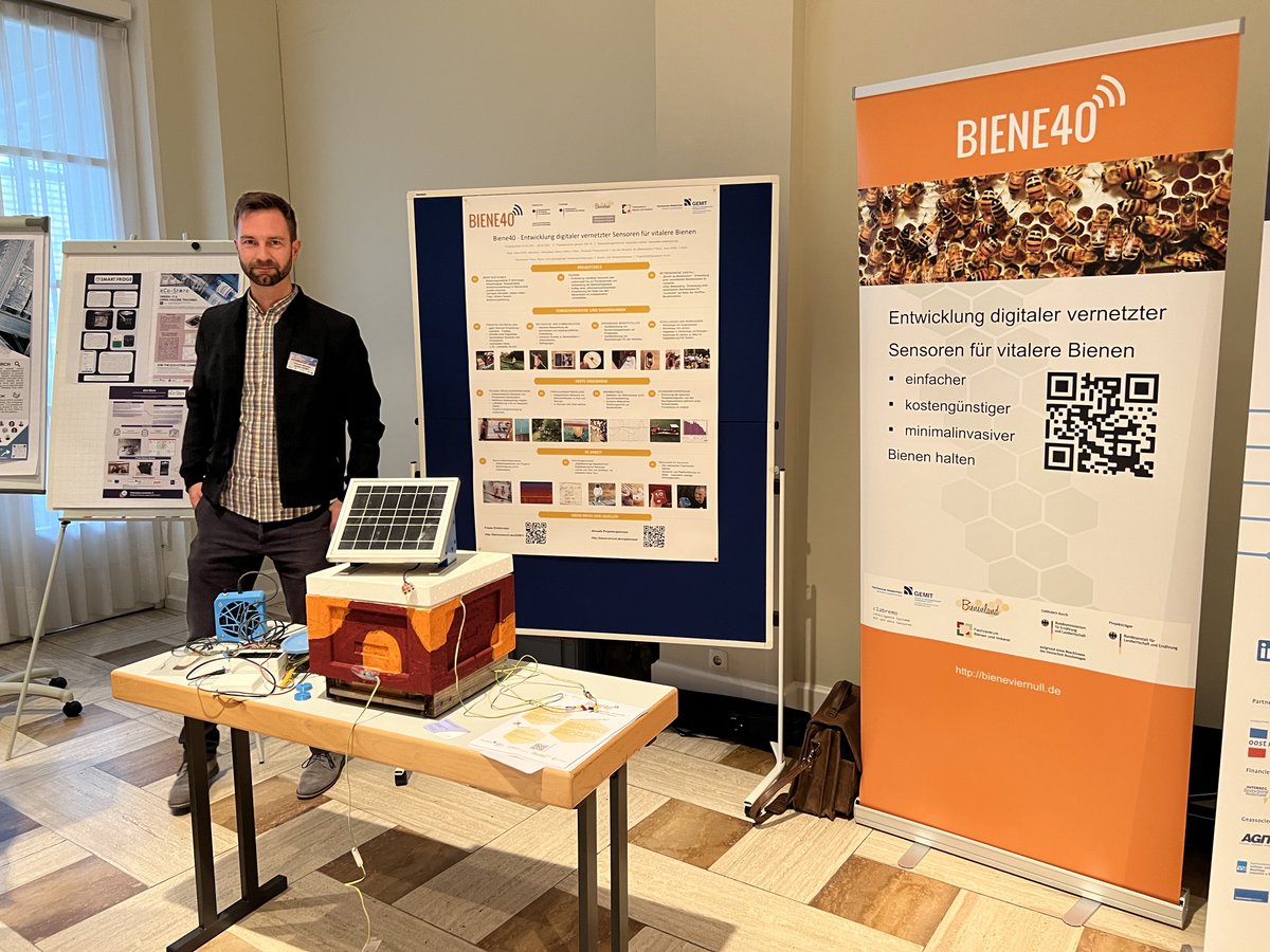 bieneviernull's tweet photo. Biene40 mit einigen Exponaten auf dem #Blauhaus-Talk des Forschungsinstituts #GEMIT. https://t.co/wGv78EN04V