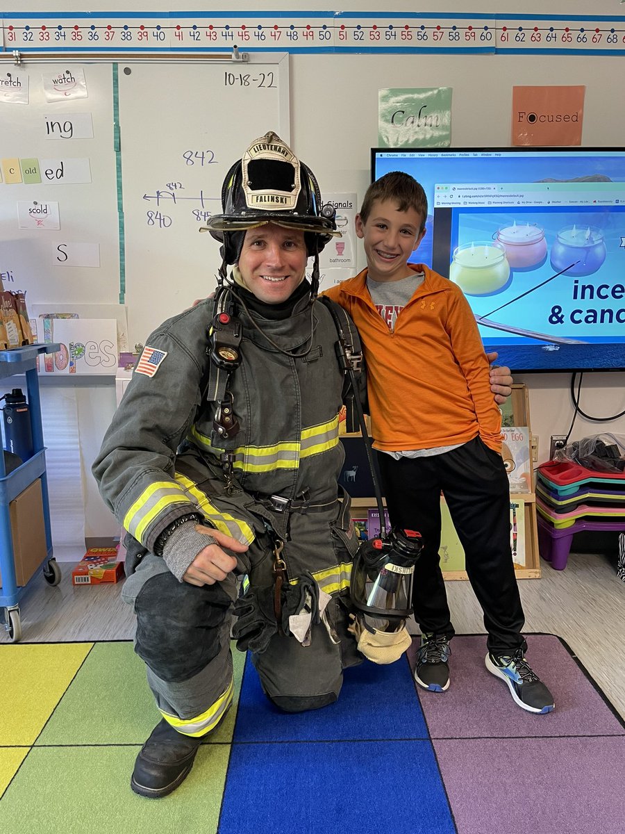 Un visiteur informatif et important a rejoint @mscoanrocks les élèves de 3e année. Merci, lieutenant Falinski, de nous avoir tout appris sur la sécurité incendie ! @AbingdonGIFT @APSGifted #ABDRocks https://t.co/xqDxvVzE5A