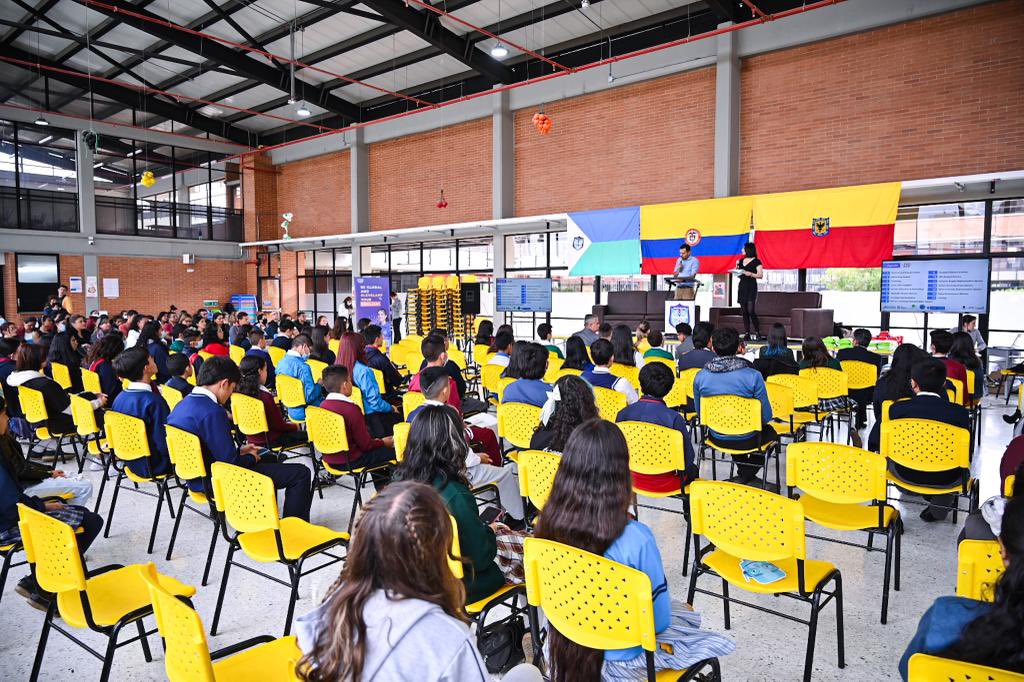 Educacionbogota's tweet photo. #Hoy 🗣
Estamos en la premiación de estudiantes y colegios del 1er Desafío #LevelApp desarrollado por nuestro #PlanDistritalDeBilingüismo.
📝Con la participación de 340 Instituciones, 24.258 estudiantes. Para esta primera edición, contamos con el apoyo de diferentes apps. https://t.co/oYPO4S8999