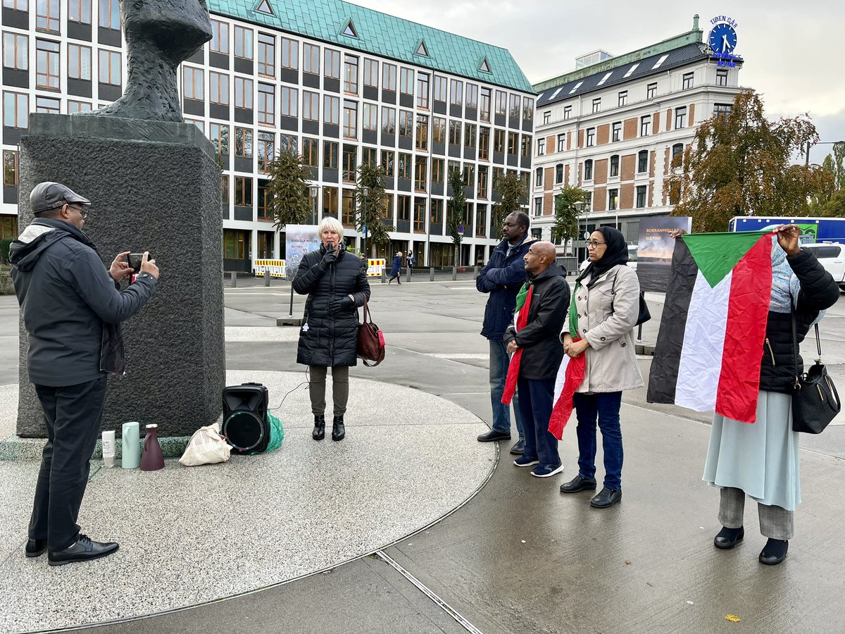 HHafsaas's tweet photo. Support for the protests against the military coup in Sudan one year ago today, outside the Ministry of Foreign Affairs in Oslo, Norway #Sudan #KeepEyesOnSudan https://t.co/xVFfE8ELwK