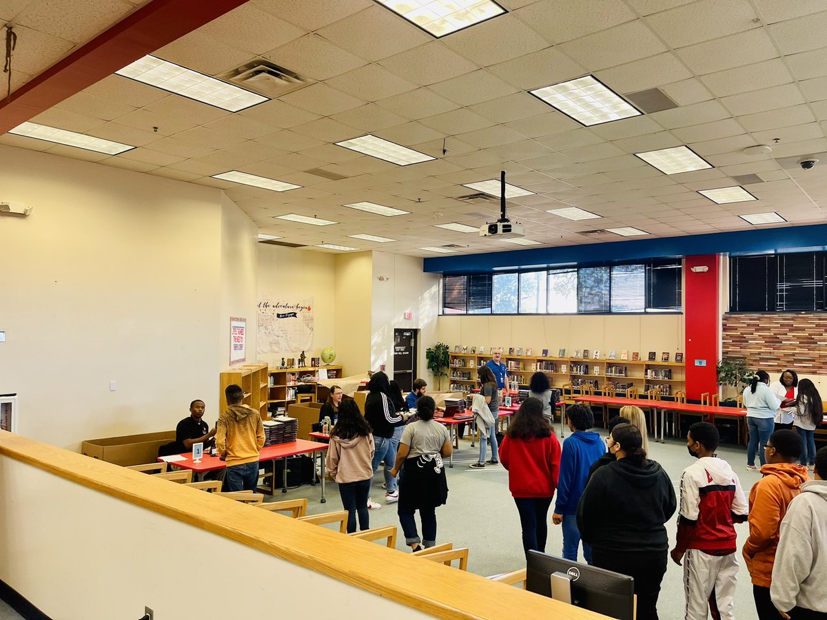 Reed_Middle's tweet photo. Thank you Duncanville ISD Board of Trustees, @DvilleISDSuper , @DuncanvilleISD, @BryanByrd22, and @DvilleTech for ensuring that our students have the tools necessary to win in the classroom! It is Always a Great Day to be a Reed Panther but some days are Different! #BTL #TRW https://t.co/V4a0Du8bnB