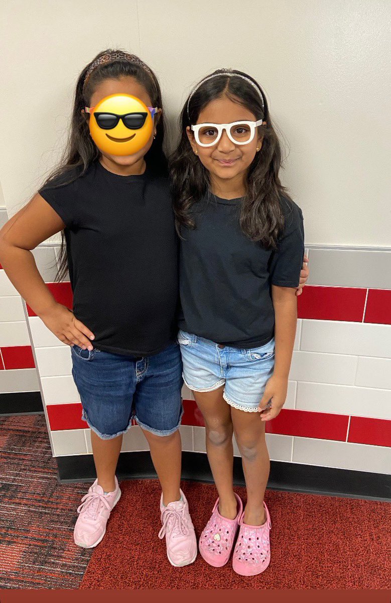 MrsBarosClass's tweet photo. Look at these awesome twins partnering up to say “no” to drugs! ♥️🐾 #RedRibbonWeek https://t.co/q2n3if7RxT