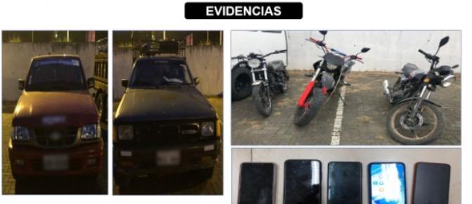 PoliciaEcuador's tweet photo. Diligencias investigativas permitieron la desarticulación de una organización dedicada presuntamente al robo de vehículos, en #Manabí.

Estruchaban vehículos y los ocultaban en domicilios apartados de la urbe. 

#EjeInvestigativo https://t.co/f0WlWETero