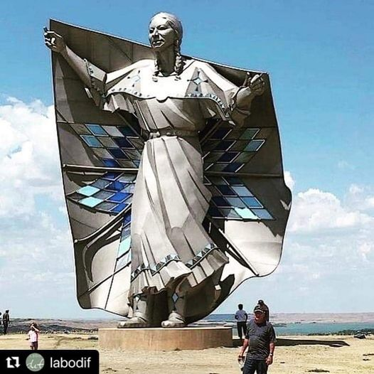 SosioGagliardi's tweet photo. È una scultura di 15 metri.
È stata svelata in South Dakota.
Si chiama 'Dignità' ed è stata realizzata da Dale Lamphere per onorare le #donne Sioux.
#labodifsegnala #nativeamerican #sioux #madritá
@Antdef22
@JamesLucasIT https://t.co/smrTowWOKT