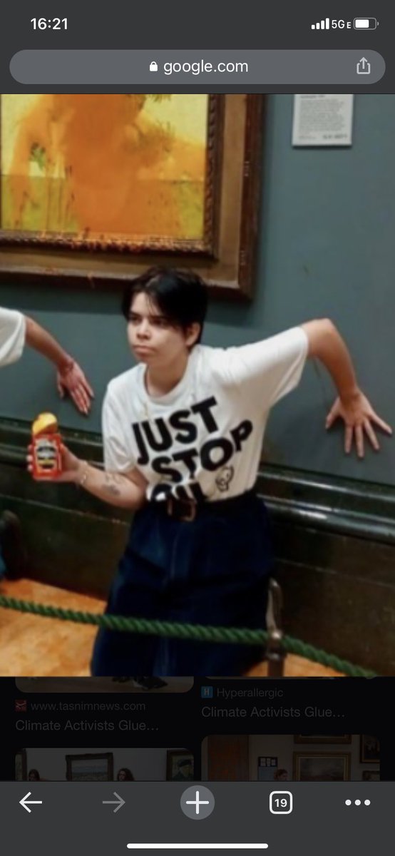 therealhannahoz's tweet photo. This year’s hottest couples Halloween costume https://t.co/MvMMSc0yrS