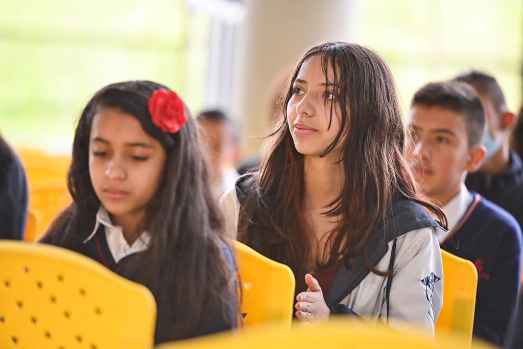 Educacionbogota's tweet photo. Entre ellas, @duolingo for Schools y Be The 1 Challenge para la ejecución del desafío.
Hoy premiamos 100 estudiantes y 10 Instituciones Educativas del Distrito. 🎉📝📚 #LevelApp #PlanDistritalDeBilingüismo https://t.co/9YYgCMV3SW