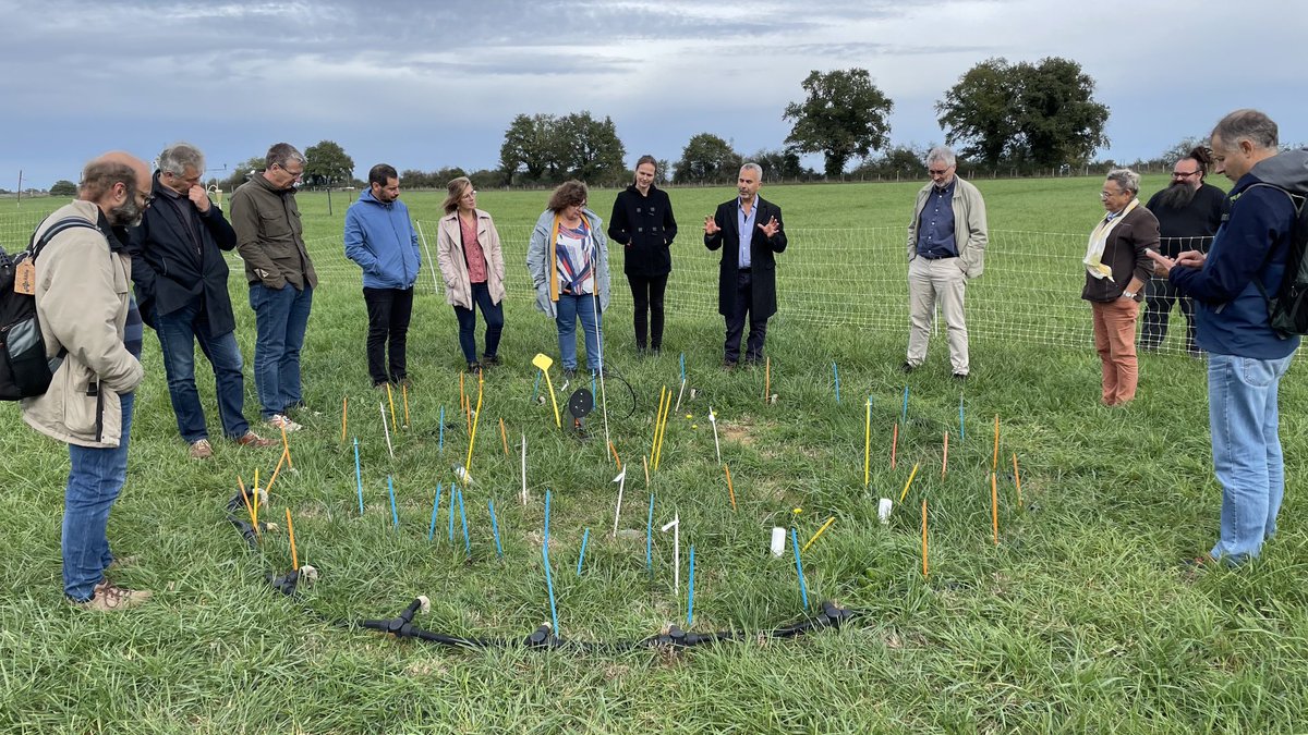 LautaretGarden's tweet photo. Mais quelle est donc cette secte étrange ? Le comdir de ⁦@AnaeeFrance⁩ en visite sur le site ⁦@INRAE_France⁩ ⁦@INRAE_Poitiers⁩, autour du dispositif pour mimer un réchauffement de 4 degrés des prairies ! ⁦@LautaretGarden⁩ membre de ⁦@AnaeeFrance⁩ ! https://t.co/rdf57GL52t