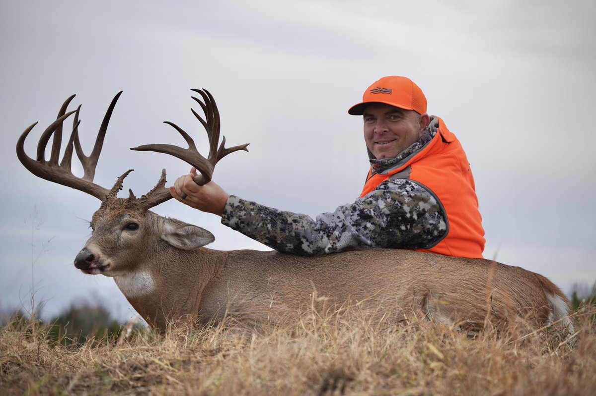 schultzy300's tweet photo. Oklahoma giant on the ground🦌 https://t.co/u4P4otCgHA