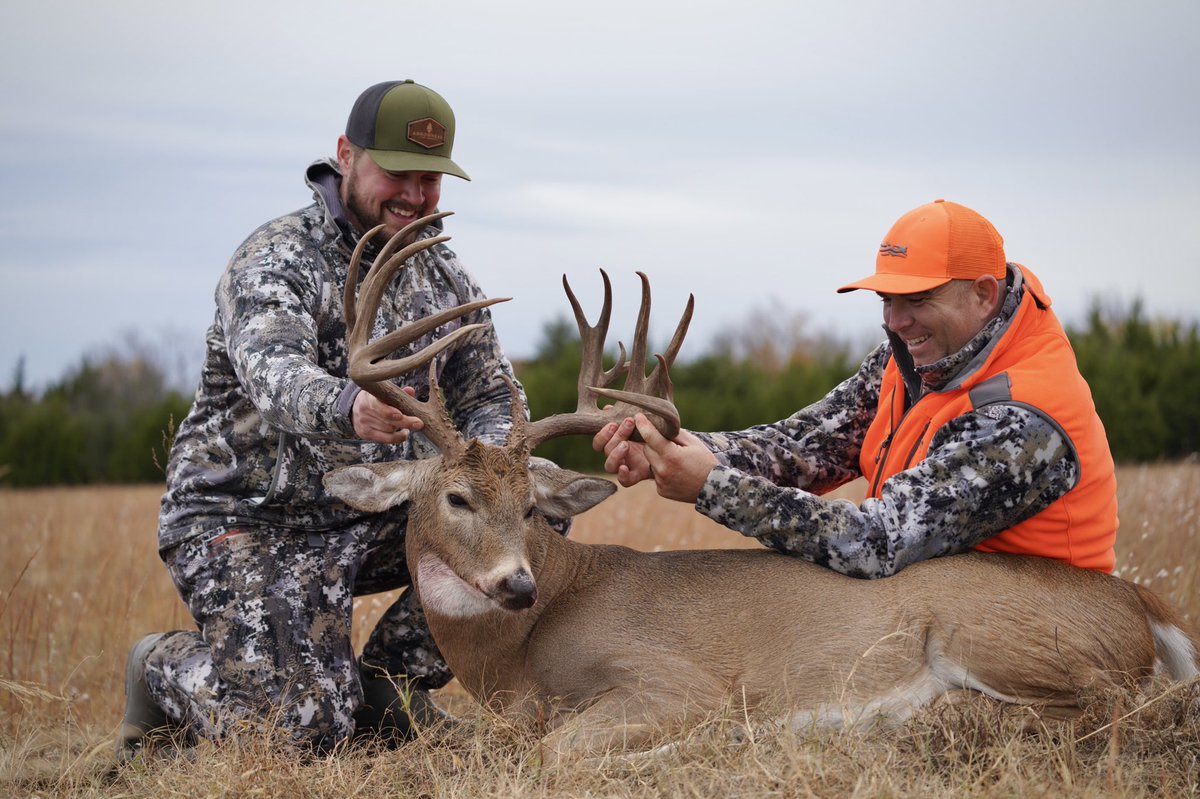 schultzy300's tweet photo. Oklahoma giant on the ground🦌 https://t.co/u4P4otCgHA
