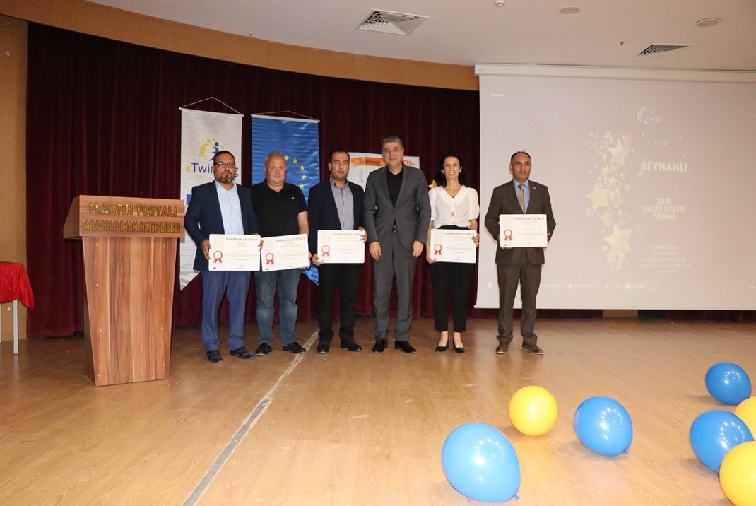 MemReyhanli's tweet photo. ilçemiz Kaymakamı Sayın Yasin ÖZTÜRK,  ilçe Milli Eğitim Müdürümüz Sayın Mehmet Ali ARSLAN,Şube Müdürlerimiz,Okul İdarecileri ve öğretmenlerimizin katılımıyla eTwinning Kalite Etiketi Ödül töreni düzenlendi. @SeyitAliBuyuk @Arslan_Meh_Ali @hataymem @tcmeb @mebyegitek https://t.co/lb2GS9IqXB