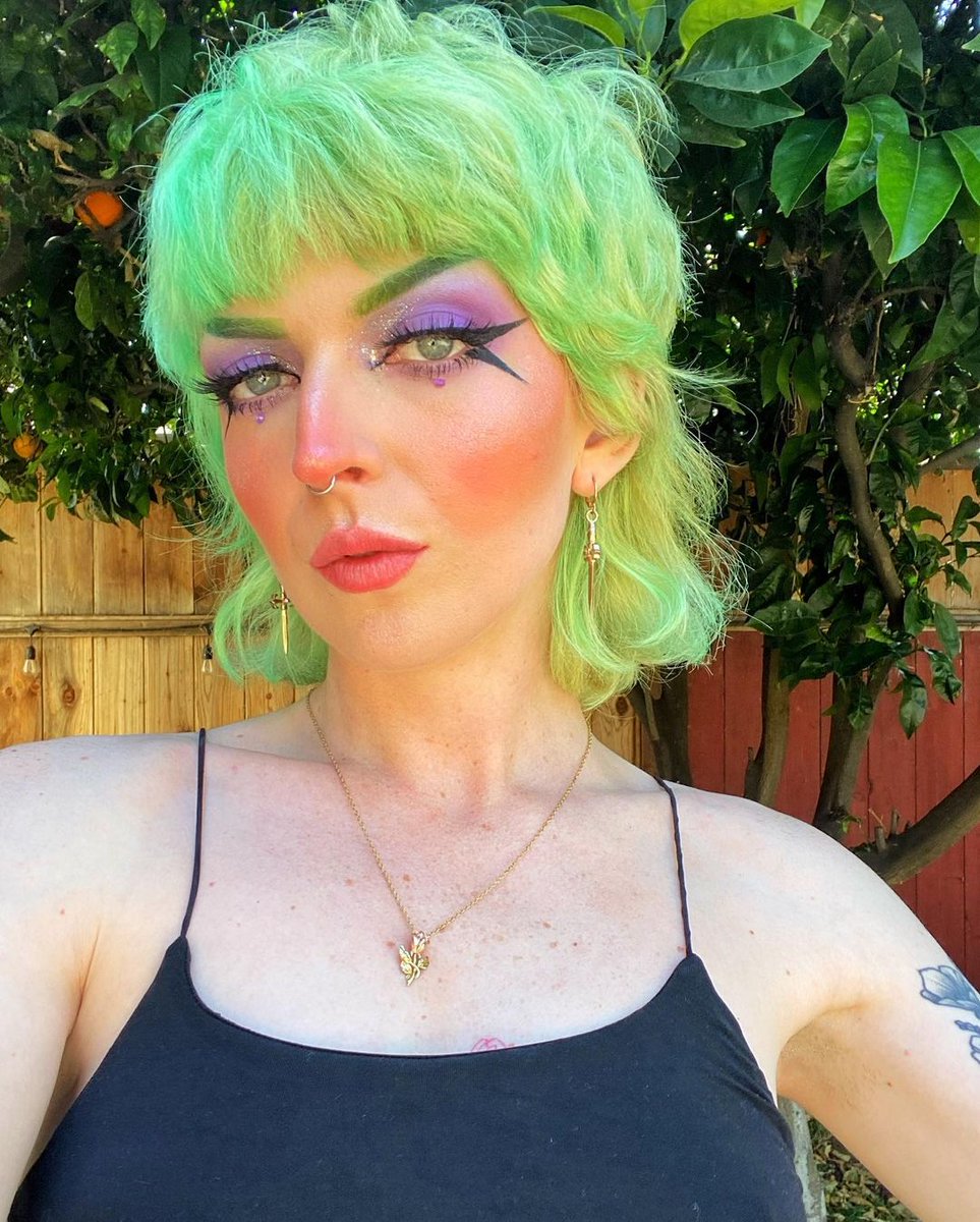 oVertoneColor's tweet photo. Babe, wake up. It's almost Halloween 🕸👻🎃
#overtonecolor #greenhair #neonhair #vividhair #vibranthair #hairgoals #fantasyhair https://t.co/6jUocp8S9u