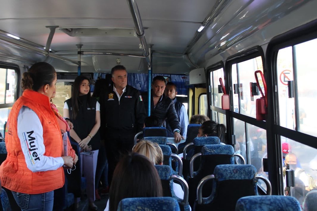 PrezaMillan's tweet photo. Como parte de las acciones que realiza el #Gobierno del Estado de México para combatir y erradicar la violencia contra mujeres, adolescentes y niñas; el día de hoy participe en el operativo con perspectiva de género en el #transportepúblico, en el municipio de #TlalnepantladeBaz https://t.co/LJGpRCRXnc