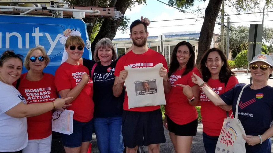 Had a great time canvassing for <a href="/ElectLinda2022/">Linda Thompson Gonzalez</a> with <a href="/momsdemand/">Moms Demand Action</a> <a href="/BYDs/">Broward Young Democrats</a> <a href="/DolphinDems/">Dolphin Democrats</a>  <a href="/ruthlistbroward/">Ruths List Broward</a> and <a href="/BrowJewishDems/">Broward County Democratic Jewish Caucus🇺🇸🇮🇱</a>!