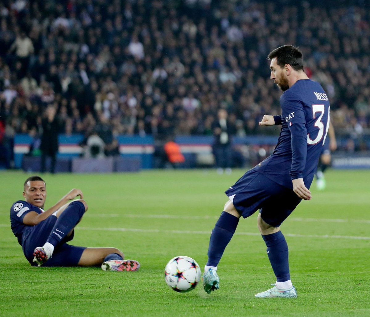 🗣Kylian Mbappe : “What’s that ?”

🗣Leo Messi : “TRIVELA SHOT”

#PSGMAC😂🔥🐢🐐